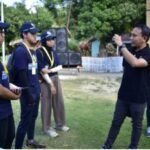 Pranata Humas Ahli Muda Diskominfotik Pemprov Gorontalo, Ismail Giu (kanan) memberikan arahan kepada mahasiswa Kuliah Kerja Nyata Universitas Gadjah Mada dan Universitas Negeri Gorontalo (KKN UGM – UNG).