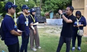 Pranata Humas Ahli Muda Diskominfotik Pemprov Gorontalo, Ismail Giu (kanan) memberikan arahan kepada mahasiswa Kuliah Kerja Nyata Universitas Gadjah Mada dan Universitas Negeri Gorontalo (KKN UGM – UNG).