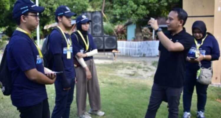 Pranata Humas Ahli Muda Diskominfotik Pemprov Gorontalo, Ismail Giu (kanan) memberikan arahan kepada mahasiswa Kuliah Kerja Nyata Universitas Gadjah Mada dan Universitas Negeri Gorontalo (KKN UGM – UNG).