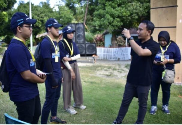 Pranata Humas Ahli Muda Diskominfotik Pemprov Gorontalo, Ismail Giu (kanan) memberikan arahan kepada mahasiswa Kuliah Kerja Nyata Universitas Gadjah Mada dan Universitas Negeri Gorontalo (KKN UGM – UNG).