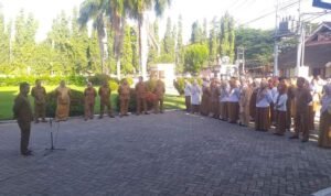 Pj Sekda Boalemo Supandra Nur saat memimpin apel pagi di lingkungan Pemkab Boalemo