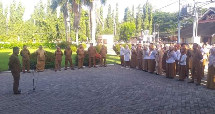 Pj Sekda Boalemo Supandra Nur saat memimpin apel pagi di lingkungan Pemkab Boalemo
