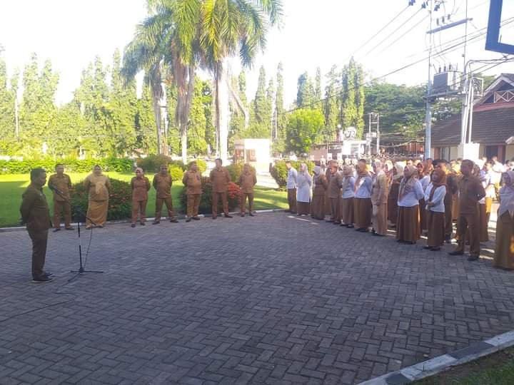 Pj Sekda Boalemo Supandra Nur saat memimpin apel pagi di lingkungan Pemkab Boalemo