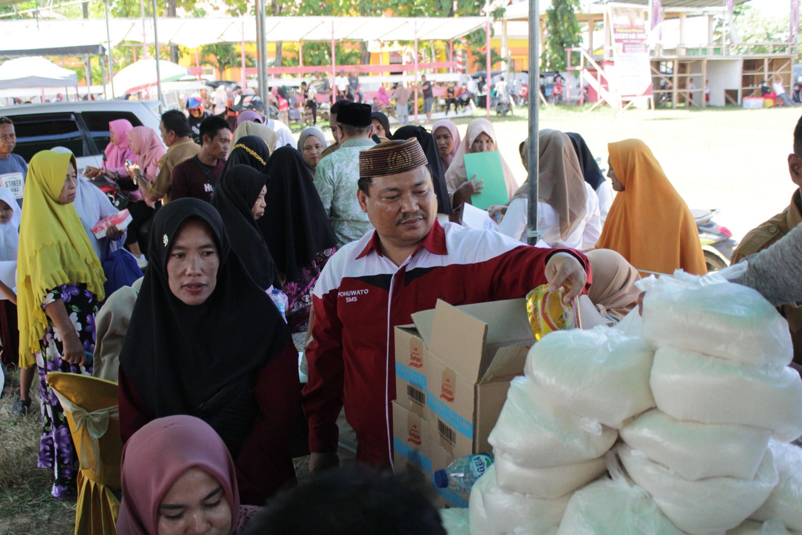 Kepala Dinas Perindagkop Ibrahim Kiraman Kawal Pasar Murah di Gebyar SMS, Kecamatan Buntulia