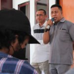 Anggota DPRD Pohuwato Al Amin Uduala dan Yunus Usman saat menerima masyarakat menggelar aksi menolak aktivitas pertambangan Taluditi