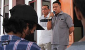 Anggota DPRD Pohuwato Al Amin Uduala dan Yunus Usman saat menerima masyarakat menggelar aksi menolak aktivitas pertambangan Taluditi