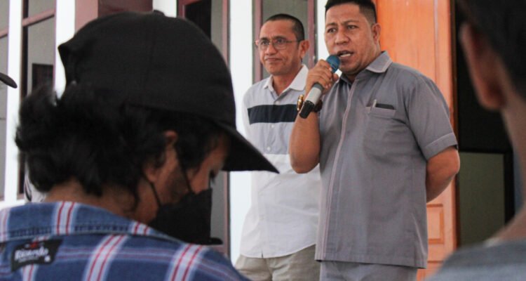 Anggota DPRD Pohuwato Al Amin Uduala dan Yunus Usman saat menerima masyarakat menggelar aksi menolak aktivitas pertambangan Taluditi