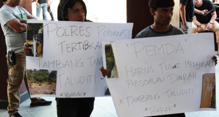 Barisan Rakyat Bergerak Menggelar Unjuk Rasa di Depan Kantor DPRD Pohuwato