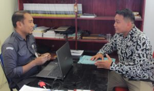 Ketua DPD PAN Pohuwato (Kemeja Batik/Kanan) melakukan konsultasi ke Bawaslu Pohuwato