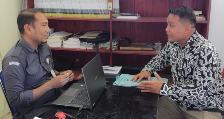 Ketua DPD PAN Pohuwato (Kemeja Batik/Kanan) melakukan konsultasi ke Bawaslu Pohuwato