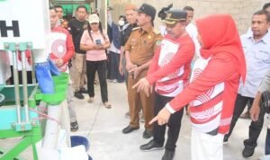 Pj Bupati Boalemo Sherman Moridu saat meresmikan pemanfaatan gilingan padi kelompok masyarakat di Desa Kaaruyan Kecamatan Mananggu