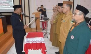 Pj Bupati Boalemo Sherman Moridu saat melantik Dewan Pengawas Rumah Sakit Umum Daerah Tani dan Nelayan Kabupaten Boalemo