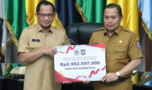 Penjabat Gorontalo Ismail Pakaya Menerima Penghargaan Dari Menteri Dalam Negeri.