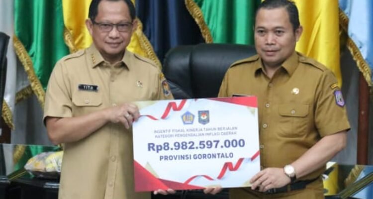 Penjabat Gorontalo Ismail Pakaya Menerima Penghargaan Dari Menteri Dalam Negeri.