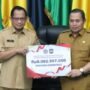 Penjabat Gorontalo Ismail Pakaya Menerima Penghargaan Dari Menteri Dalam Negeri.