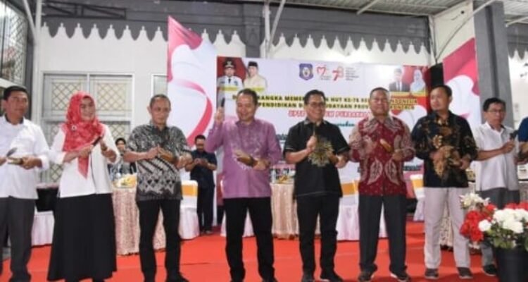 Penjabat Gubernur Ismail Pakaya Membuka Kegiatan Pentas Seni Budaya.
