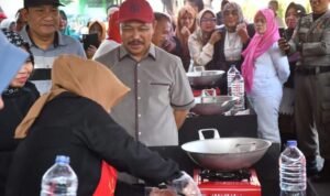 Pj Bupati Boalemo Sherman Moridu saat melihat peserta lomba memasak ala Gembira House