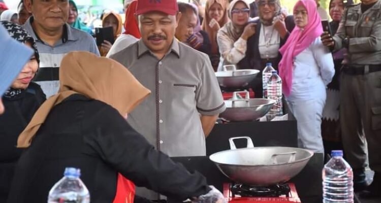 Pj Bupati Boalemo Sherman Moridu saat melihat peserta lomba memasak ala Gembira House