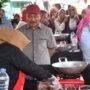 Pj Bupati Boalemo Sherman Moridu saat melihat peserta lomba memasak ala Gembira House