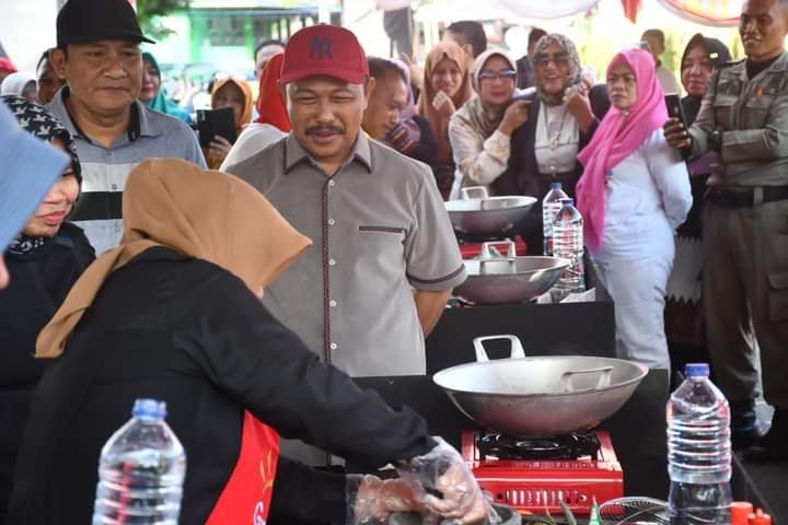 Pj Bupati Boalemo Sherman Moridu saat melihat peserta lomba memasak ala Gembira House