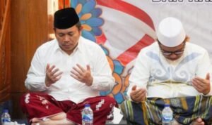 Penjagub Ismail Pakaya dan Wali Kota Gorontalo, saat mengikuti doa dan dzikir bersama, rangkaian tahun baru Islam dan peringatan HUT ke-78 Kemerdekaan RI, di Masjid Agung Baiturrahim, Kota Gorontalo