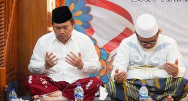 Penjagub Ismail Pakaya dan Wali Kota Gorontalo, saat mengikuti doa dan dzikir bersama, rangkaian tahun baru Islam dan peringatan HUT ke-78 Kemerdekaan RI, di Masjid Agung Baiturrahim, Kota Gorontalo