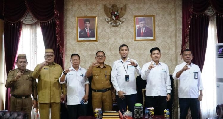 Bupati Gorontalo Utara Thariq Modanggu saat menerima kunjungan PLN Sulutenggo