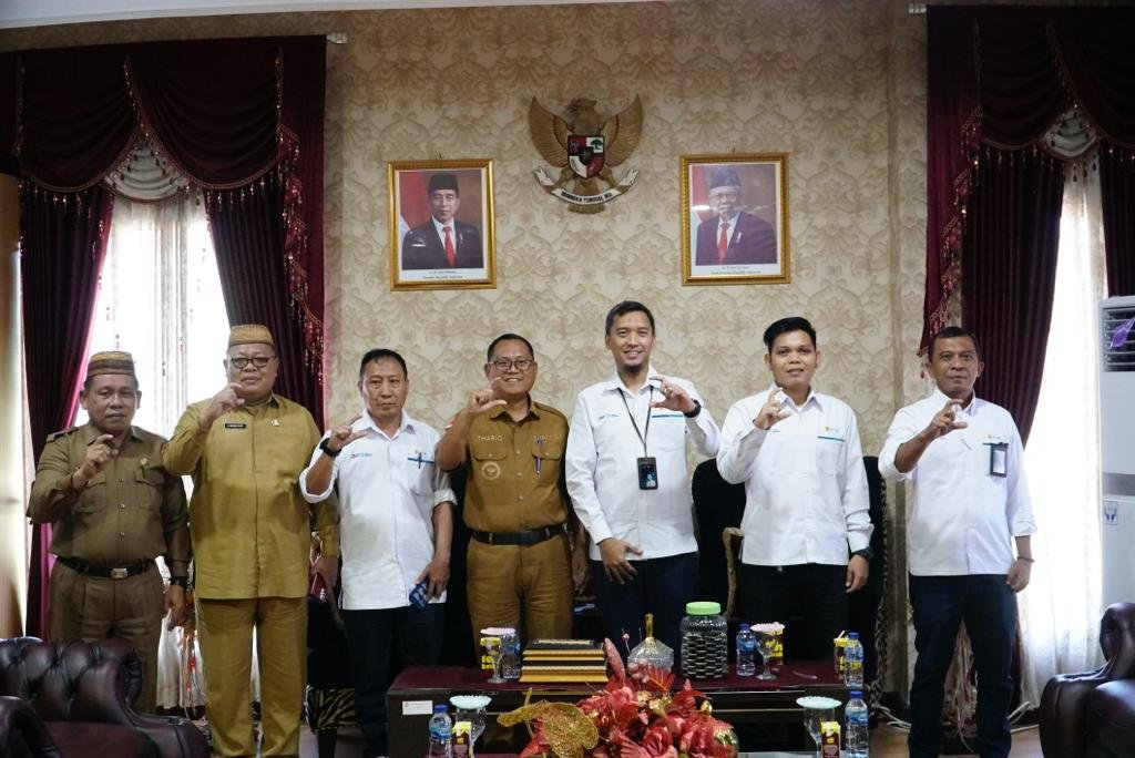 Bupati Gorontalo Utara Thariq Modanggu saat menerima kunjungan PLN Sulutenggo