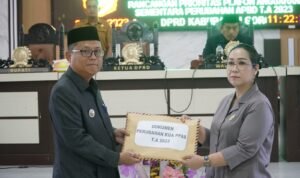 Bupati Gorontalo Utara Thariq Modanggu saat menyerahkan Dokumen Perubahan KUA-PPAS T.A 2023
