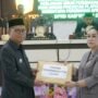 Bupati Gorontalo Utara Thariq Modanggu saat menyerahkan Dokumen Perubahan KUA-PPAS T.A 2023
