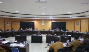Rapat Paripurna DPRD Provinsi Gorontalo Menerima Laporan APBD-P pemprov