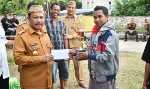 Pj Bupati Boalemo Sherman Moridu saat menyerahkan piala dan bonus bagi pemenang Festival Alanggaya