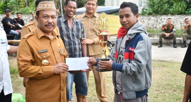Pj Bupati Boalemo Sherman Moridu saat menyerahkan piala dan bonus bagi pemenang Festival Alanggaya