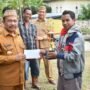 Pj Bupati Boalemo Sherman Moridu saat menyerahkan piala dan bonus bagi pemenang Festival Alanggaya