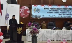 Penjabat Gubernur Ismail Pakaya saat menyampaikan pendapat akhirnya pada Rapat Paripurna ke-118 terkait perubahan Ranperda Perubahan APBD menjadi Perda