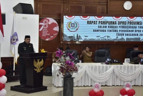 Penjabat Gubernur Ismail Pakaya saat menyampaikan pendapat akhirnya pada Rapat Paripurna ke-118 terkait perubahan Ranperda Perubahan APBD menjadi Perda