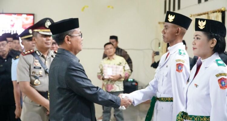Bupati Thariq saat menghadiri pengukuhan anggota paskibraka