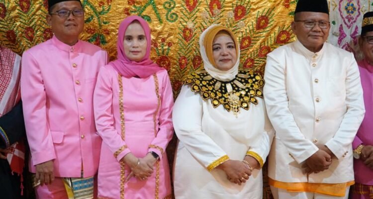 Bupati Thariq Modanggu saat menghadiri prosesi adat moloopu camat Kwandang