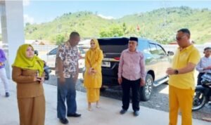Thariq Modanggu saat meninjau persiapan pengresmian Rumah Sakit Tolinggula Melayani