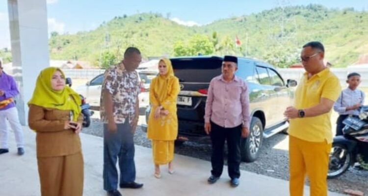 Thariq Modanggu saat meninjau persiapan pengresmian Rumah Sakit Tolinggula Melayani