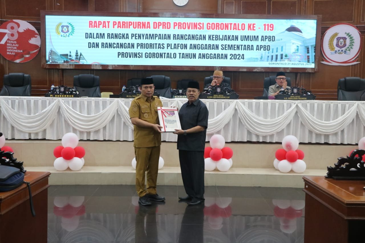 Ketua DPRD Provinsi Gorontalo Paris Jusuf denganmenerimanya dokumen rancangan KUA/PPAS penyusunan APBD induk Pemerintah Provinsi Gorontalo