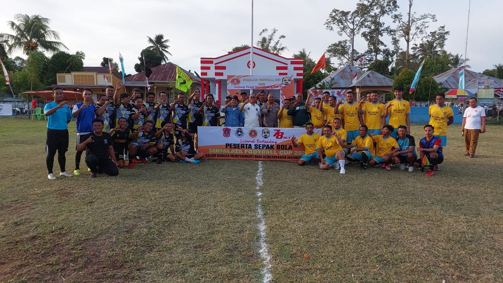 Thariq Membuka perandingan Bola Kaki di Kecamatan Sumalata.