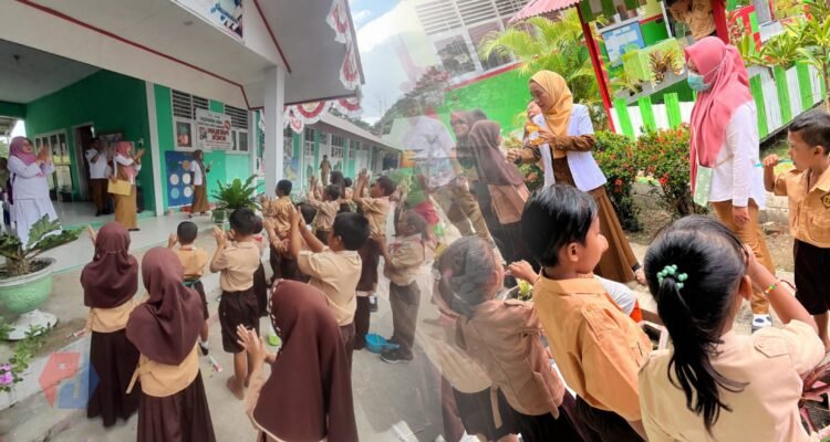 Penyuluhan kesehatan gigi dan mulut di SDN 7 Paguyaman