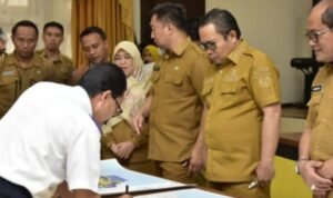 Penjabat Gubernur Ismail Pakaya, Menandarangani Ranperda RTRW bertempat di Aula Rumah Jabatan, Selasa (12/9/2023)
