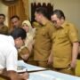 Penjabat Gubernur Ismail Pakaya, Menandarangani Ranperda RTRW bertempat di Aula Rumah Jabatan, Selasa (12/9/2023)