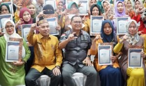 Bupati Gorontalo Utara bersama peserta bimtek penyelenggaraan pengembangan anak usia dini holistik integratif