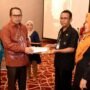 Penjagub Gorontalo Ismail Pakaya menyerahkan penghargaan kepada Dinas Kesehatan dan Puskesmas yang berhasil melakukan penginputan E-PPGM 100 persen pada pembukaan Training Strategic Leadership dan STLO di Hotel Grand Q, Kota Gorontalo, Kamis (14/9/2023).