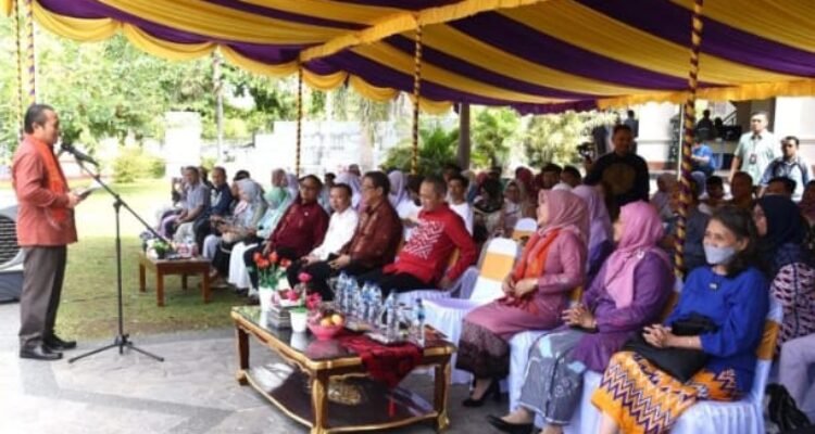 Penjagub Gorontalo Ismail Pakaya memberikan arahan pada pembukaan seminar dan workshop Bangga Budaya Indonesia di Rumah Adat Dulohupa, Kota Gorontalo, Kamis (14/9/2023).