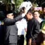 Penjagub Ismail Pakaya memakaikan helm bantuan dari Dinas Perhubungan Provinsi Gorontalo kepada pengemudi ojek daring pada upacara Harhubnas di halaman kantor Bupati Bone Bolango, Senin (18/9/2023).