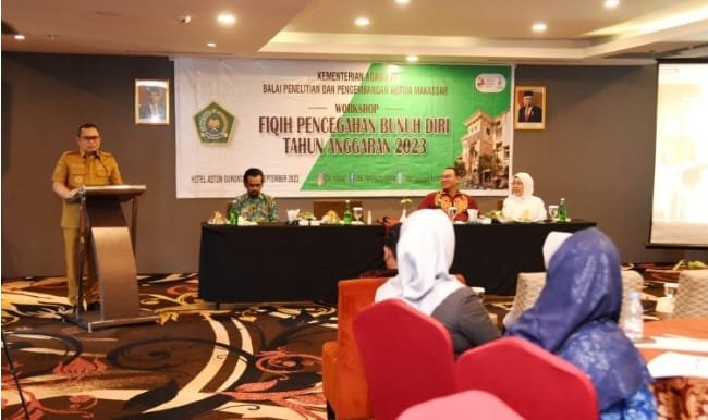 Penjagub Gorontalo Ismail Pakaya memberikan arahan pada workshop fikih pencegahan bunuh diri di Hotel Aston, Kota Gorontalo, Senin (18/9/2023). (Foto : Haris)